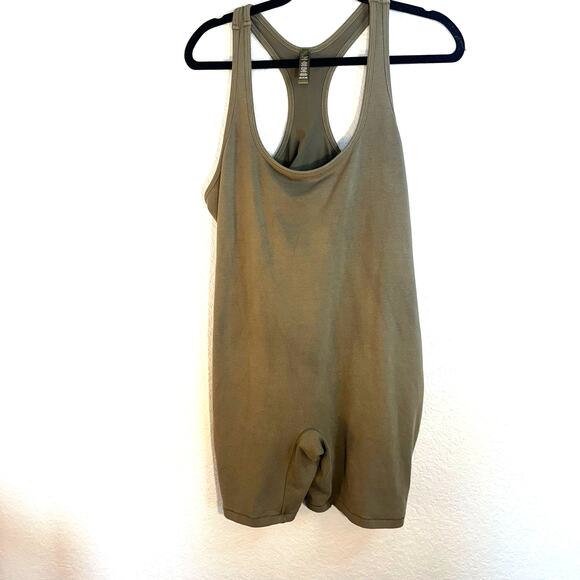 SKIMS Pants - Skims Women's Olive Green Stretch Solid Scoop Neck Racerback tank Tops Size 2X